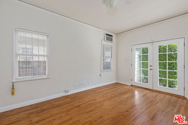 924 S Orange Grove Avenue, Los Angeles CA: https://media.crmls.org/mediaz/85ddf62b-4a87-4559-b313-1151dad34fe6.jpg