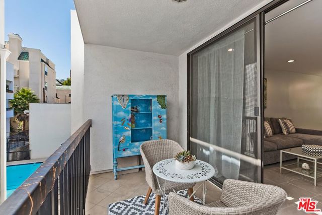 906 N Doheny Drive, West Hollywood CA: https://media.crmls.org/mediaz/85dfc0de-0c61-4fc8-b8b2-90df71f9f879.jpg