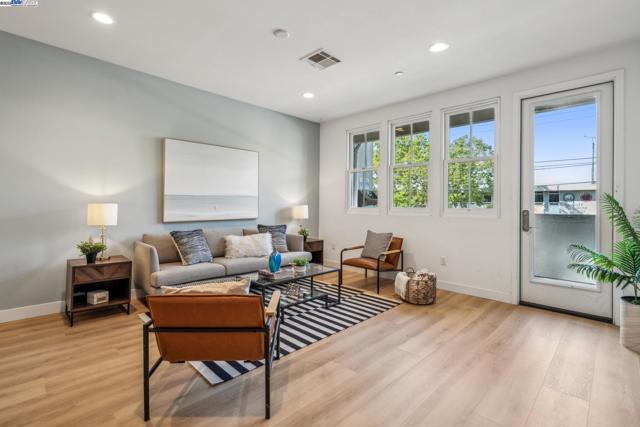 2110 Clement Ave, Alameda CA: https://media.crmls.org/mediaz/85dfcefb-4e96-4372-803d-d9a3005a2107.jpg