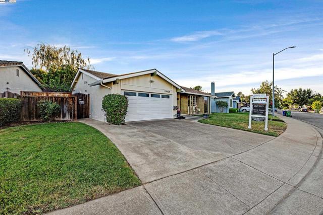 35629 Dee Pl, Fremont CA: https://media.crmls.org/mediaz/85e08815-bb1f-4fa3-a175-38cdd60ef742.jpg