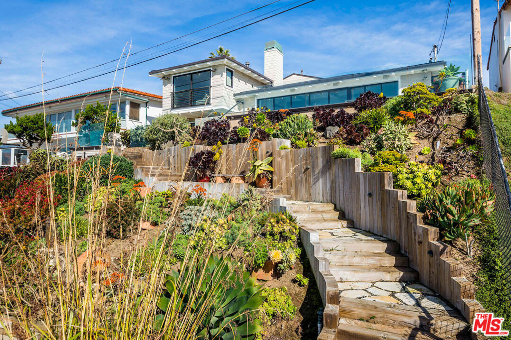 https://media.crmls.org/mediaz/85e29734-4e39-408f-9e12-ffd1eee63f65.jpg?preset=X-Large