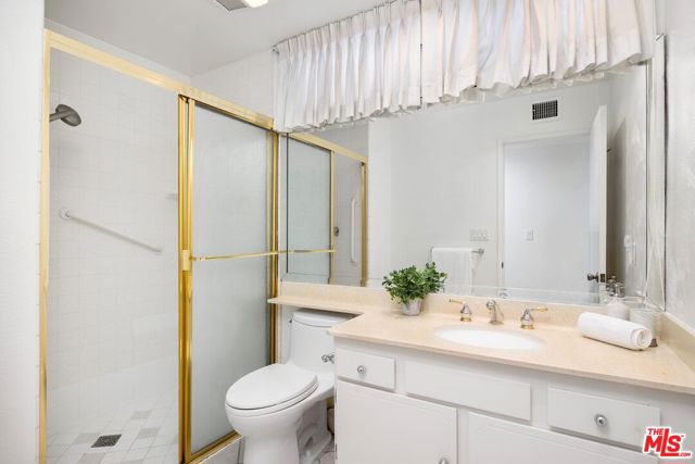 5333 Zelzah Avenue, Encino CA: https://media.crmls.org/mediaz/85e2bfbd-e4c7-4899-8f50-d0d68484c94b.jpg