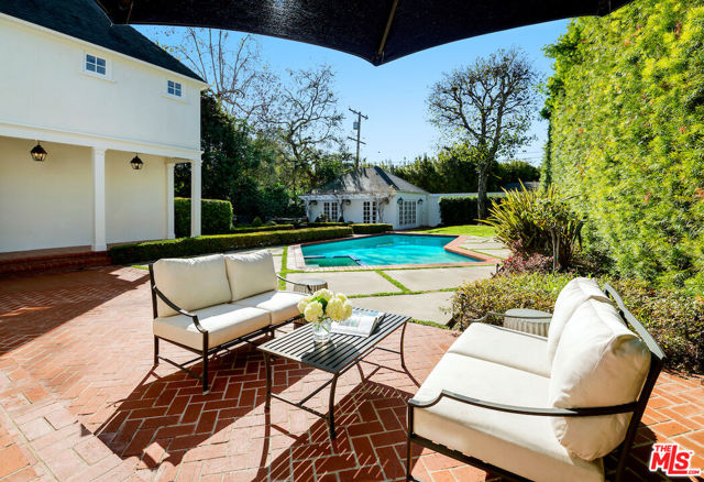 615 Trenton Drive, Beverly Hills CA: https://media.crmls.org/mediaz/85e3a6d5-d111-4ec6-bccc-885046d3b069.jpg