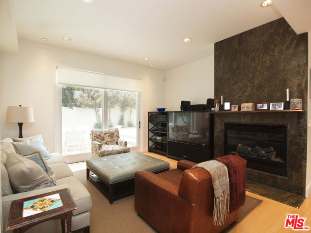 269 N Bundy Drive, Los Angeles CA: https://media.crmls.org/mediaz/85e3bfbe-683b-48a3-997d-230c98b5021e.jpg