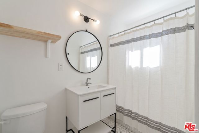 4011 1/2 Sunset Drive, Los Angeles CA: https://media.crmls.org/mediaz/85e3e53c-b2cb-4a34-8494-69754f1cc5fc.jpg