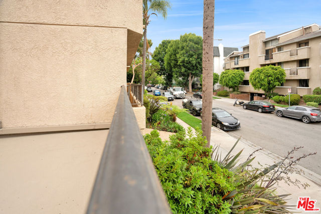 1633 S Bentley Avenue, West Los Angeles CA: https://media.crmls.org/mediaz/85e45e6d-331a-4469-bd87-487ac98073a4.jpg