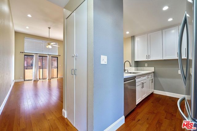 326 S Manhattan Place, Los Angeles CA: https://media.crmls.org/mediaz/85e4b690-936f-445b-a7ce-6d50933aff5b.jpg