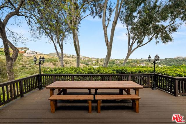 1018 N Tigertail Road, Los Angeles CA: https://media.crmls.org/mediaz/85e55ffd-3db5-452d-9e0d-e99b9a8ffd0b.jpg