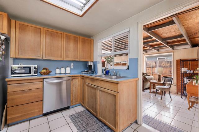 462 Carnation Avenue, Imperial Beach CA: https://media.crmls.org/mediaz/85e6d187-6881-48b1-8b09-516eeea34a70.jpg