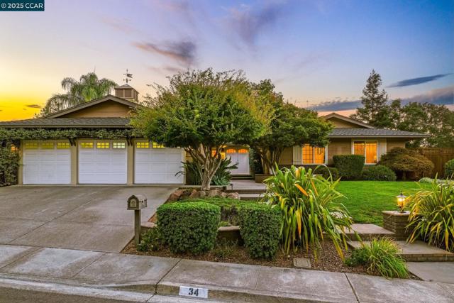 34 Willowview Ct, Danville CA: https://media.crmls.org/mediaz/85e82866-c2e7-4fc0-889e-422c906318c7.jpg