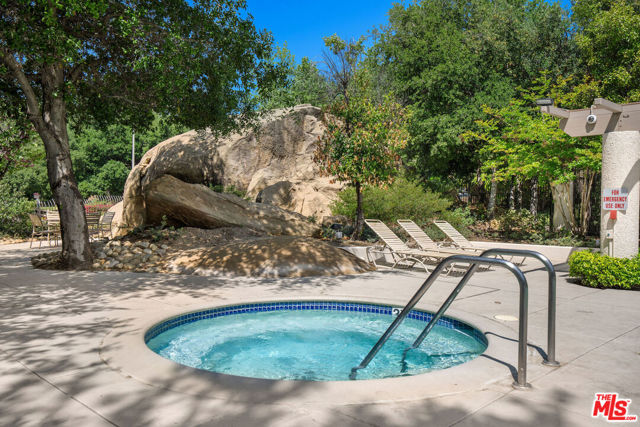 22211 Frontier Place, Chatsworth CA: https://media.crmls.org/mediaz/85e87401-b095-449b-bccc-60ef5d50e35d.jpg
