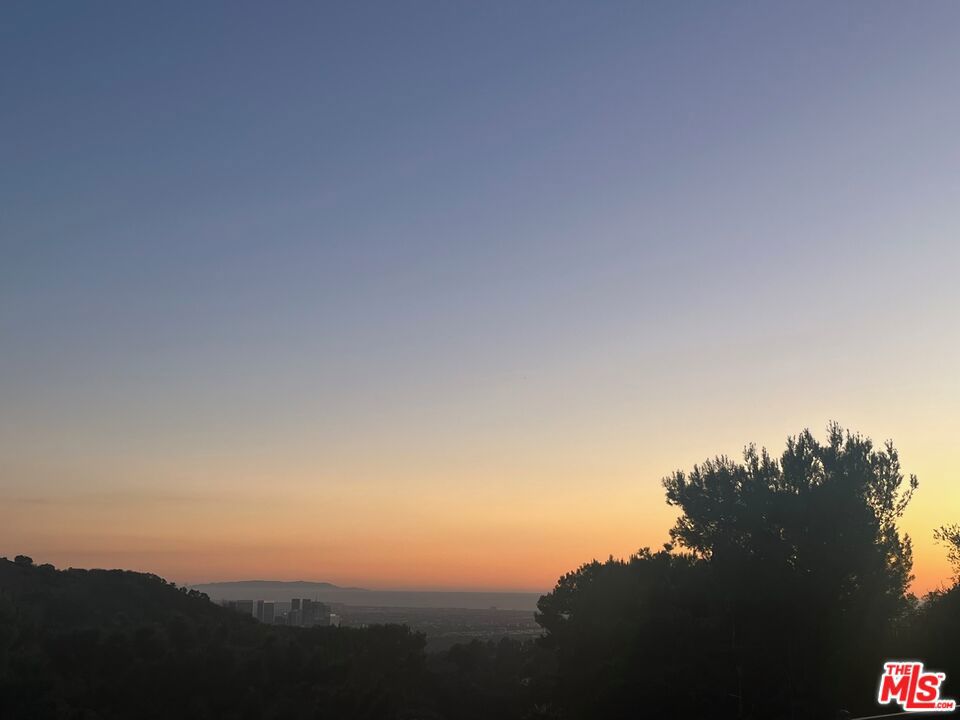 https://media.crmls.org/mediaz/85e8f02b-7926-4acd-8c9d-0aae03aaff29.jpg?preset=X-Large
