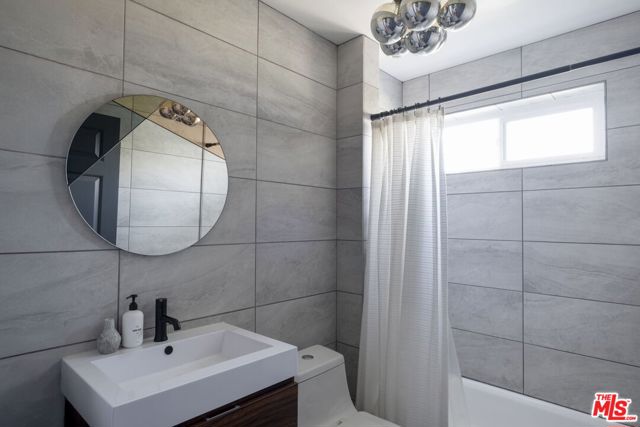 1320 Romulus Drive, Glendale CA: https://media.crmls.org/mediaz/85e94029-445e-40b7-a87c-a51319838aec.jpg