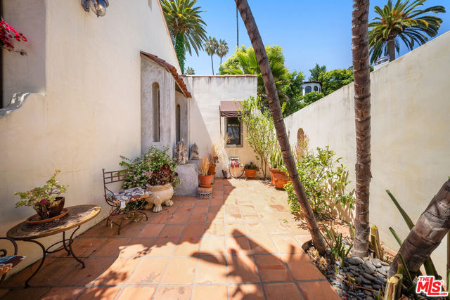 6615 Emmet Terrace, Los Angeles CA: https://media.crmls.org/mediaz/85e9fda9-62e0-4c12-bc0e-0c545ab3ced7.jpg