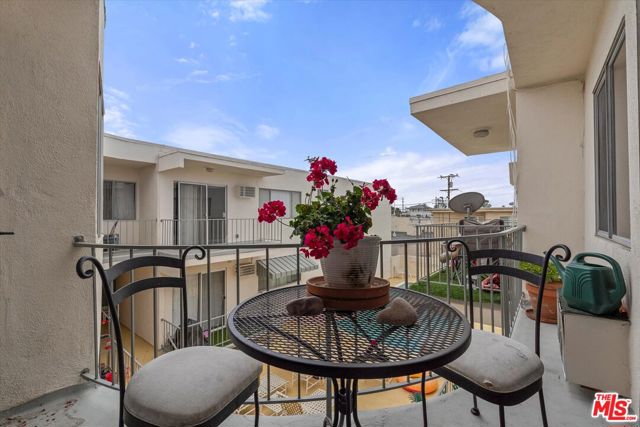 5376 Fairview Boulevard, Los Angeles CA: https://media.crmls.org/mediaz/85eb4f25-d559-4775-bcb4-a92e4752dc9d.jpg