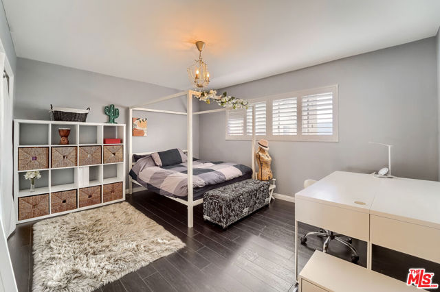 910 S HOLT Avenue, Los Angeles CA: https://media.crmls.org/mediaz/85eb6fd1-76cd-4050-9e2f-94c90ce74f81.jpg