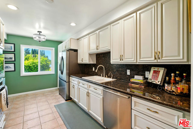 12955 Riverside Drive, Sherman Oaks CA: https://media.crmls.org/mediaz/85ebf712-4fa5-4760-8562-9964fc4218a1.jpg