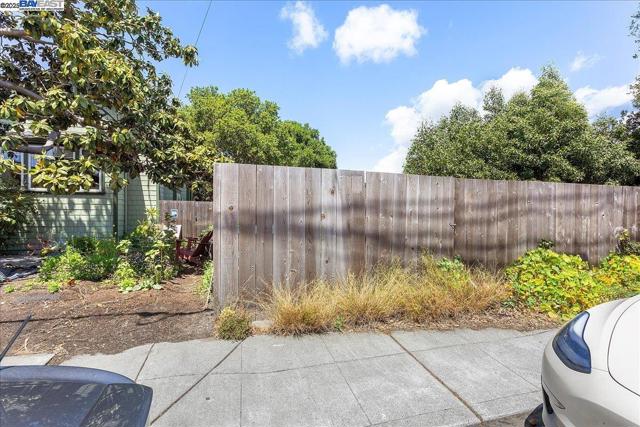 310 Spruce St, Alameda CA: https://media.crmls.org/mediaz/85ec68a7-4801-47c6-b2e9-a814b68eedba.jpg