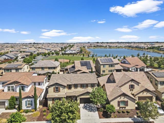 1737 Cranbrook Court, Lathrop CA: https://media.crmls.org/mediaz/85ecd3d0-11a1-48e5-9032-d0a42343d93d.jpg