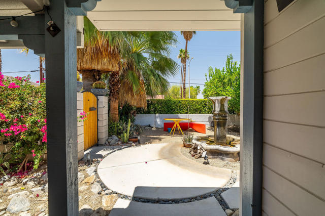 689 E Camino Parocela, Palm Springs CA: https://media.crmls.org/mediaz/85ed4a86-c218-4c44-926f-015e865602ad.jpg