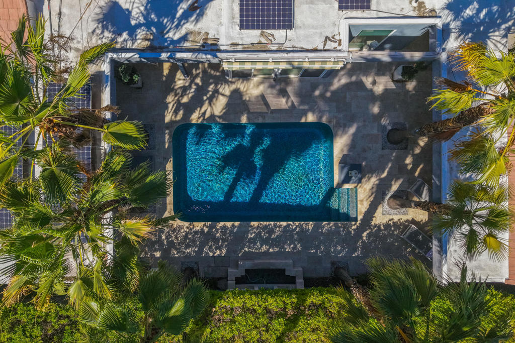 https://media.crmls.org/mediaz/85ed5ab0-310a-4011-ab1f-5e22c688af8b.jpg?preset=X-Large