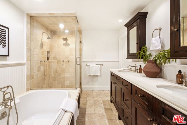 8455 Fountain Avenue, West Hollywood CA: https://media.crmls.org/mediaz/85eda2ef-db35-4142-8f90-17091f565806.jpg