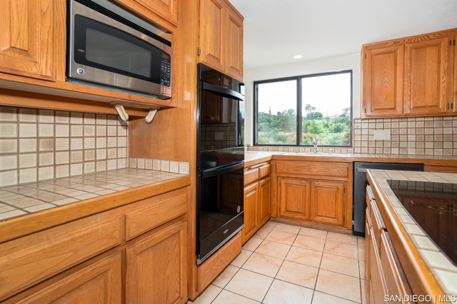 627 Elm Tree LN, Fallbrook CA: https://media.crmls.org/mediaz/85ee03eb-f9c1-43f8-bc9a-8cb1046343ba.jpg