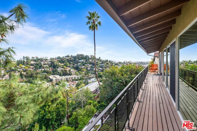 3736 Clayton Avenue, Los Angeles CA: https://media.crmls.org/mediaz/85ee1ed9-a6b2-4e59-8022-63a0b43368ee.jpg