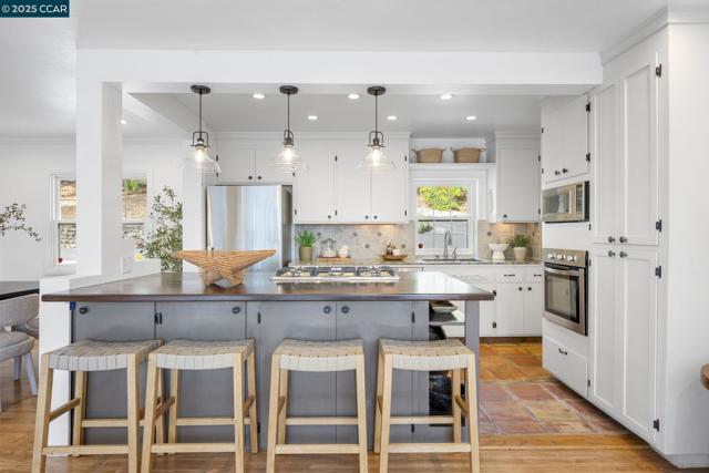 110 Twin Peaks Drive, Walnut Creek CA: https://media.crmls.org/mediaz/85ef4ca3-5309-4e4f-ae49-ae8766876129.jpg