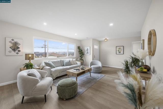 16639 Selby Dr, Castro Valley CA: https://media.crmls.org/mediaz/85efcd21-8e27-43d0-ab82-0614b86e6fbd.jpg