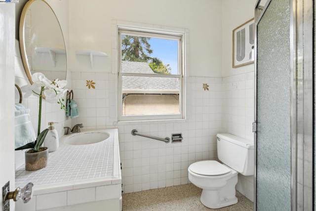 2120 Encinal Ave, Alameda CA: https://media.crmls.org/mediaz/85f09f49-3f65-4d76-994b-39594716e731.jpg