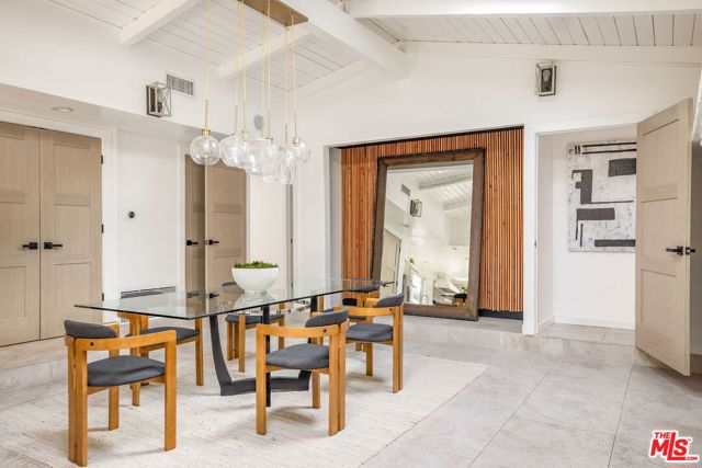 16733 Oak View Drive, Encino CA: https://media.crmls.org/mediaz/85f0cdb0-c030-4bef-9dda-47ce3da195f1.jpg