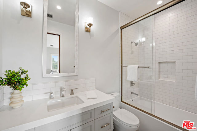 26767 Mulholland Highway, Calabasas CA: https://media.crmls.org/mediaz/85f1461a-0807-452e-a3d9-f806d8b38bbb.jpg