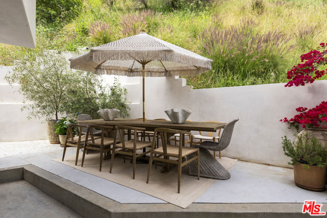 1739 San Ysidro Drive, Beverly Hills CA: https://media.crmls.org/mediaz/85f1ebf0-ad79-4c6c-9e36-4b3d4e3c4023.jpg