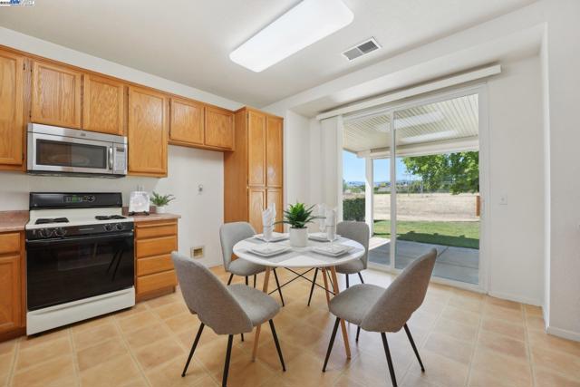 491 Central Park Pl, Brentwood CA: https://media.crmls.org/mediaz/85f22c2c-acea-4400-adb7-c40bd1a495b9.jpg