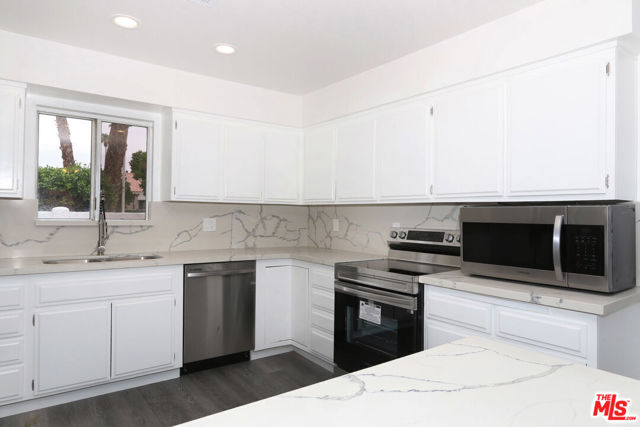 76983 California Drive, Palm Desert CA: https://media.crmls.org/mediaz/85f2b3ad-0b2a-4486-9326-5f9bae97a47d.jpg