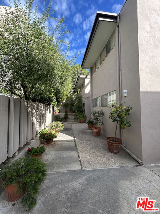 Drew Fenton | 833 Moraga Drive Los Angeles CA | MLS: 7495702