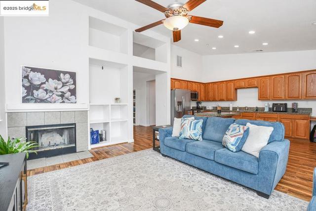 562 Douglas Drive, Brentwood CA: https://media.crmls.org/mediaz/85f3071c-01d9-45d4-90a0-4adcd0fe34e5.jpg