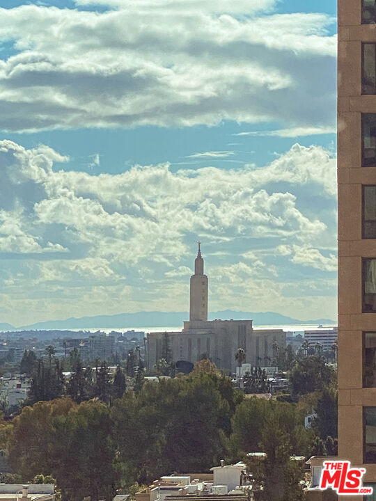 10490 Wilshire Boulevard, Los Angeles CA: https://media.crmls.org/mediaz/85f317f6-6ddc-4eef-b06d-158e7511a21a.jpg