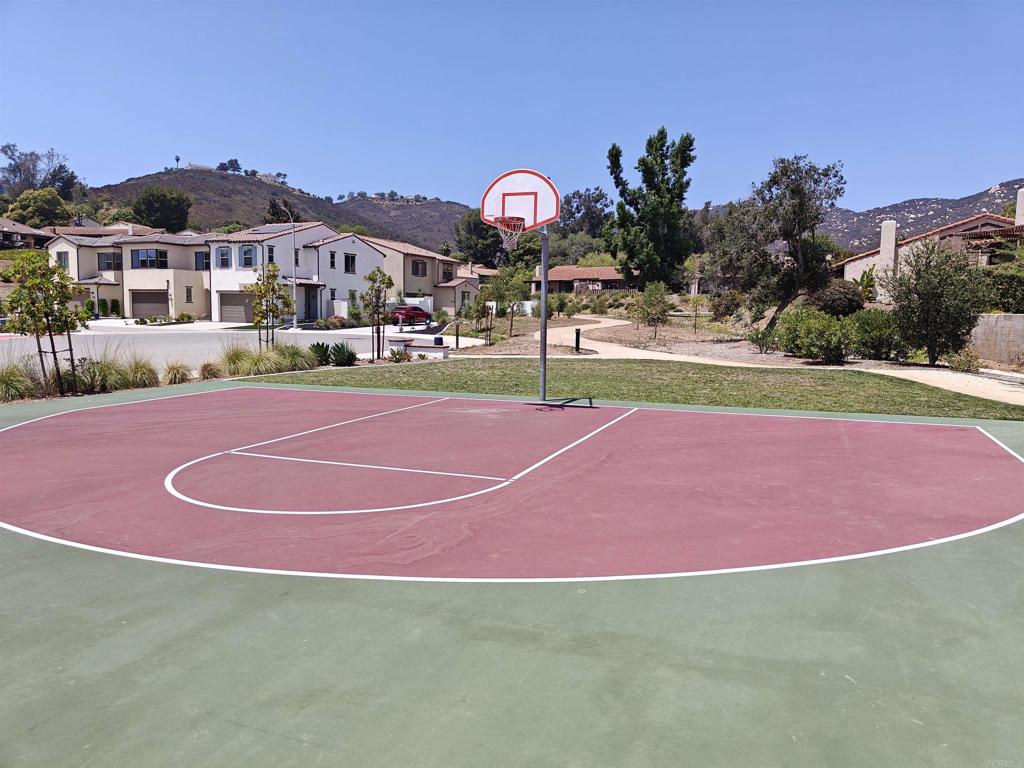 https://media.crmls.org/mediaz/85f33571-ad9a-4d78-8c19-01f195354a6d.jpg?preset=X-Large