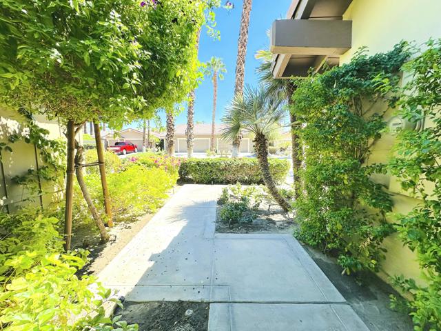 107 Tanglewood Trail, Palm Desert CA: https://media.crmls.org/mediaz/85f4184e-9379-49c9-9661-679fdfcf41bd.jpg