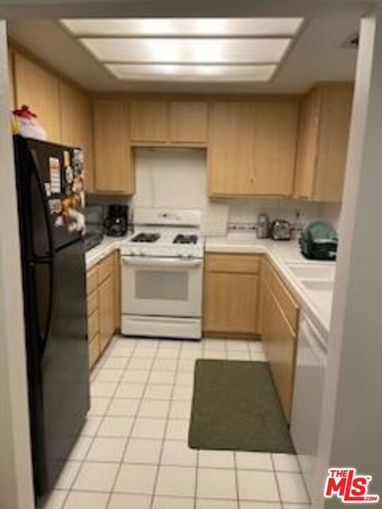 15155 Sherman Way, 10 photo 2