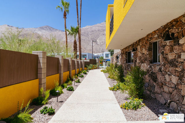 588 E San Lorenzo Road, Palm Springs CA: https://media.crmls.org/mediaz/85f4c90b-1c43-4daa-9062-52e2ce454a6a.jpg