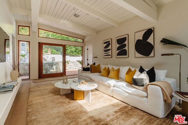 2145 Sunset Crest Drive, Los Angeles CA: https://media.crmls.org/mediaz/85f4f78e-5952-48f6-afc2-a62f08c304a1.jpg