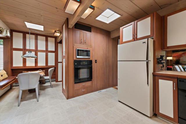 16310 Oakhurst Drive, Monte Sereno CA: https://media.crmls.org/mediaz/85f59228-868e-46f3-bca7-3a3bdb11f5d3.jpg