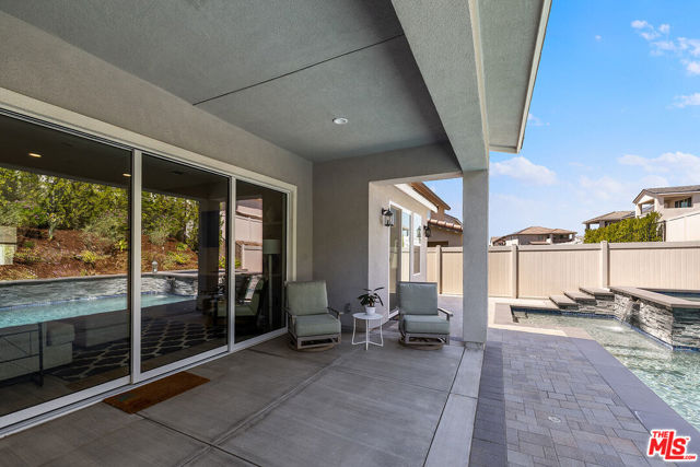 18113 Tableau Way, Santa Clarita CA: https://media.crmls.org/mediaz/85f61202-d2b0-48e8-86e9-8937a4b8cf63.jpg