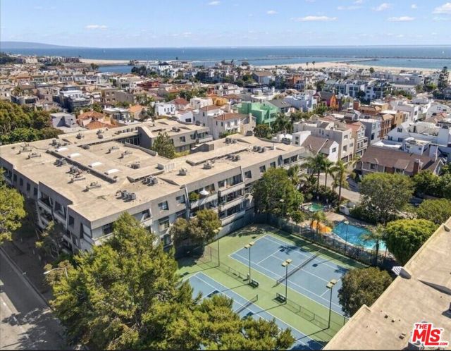 306 Bora Bora Way, Marina del Rey CA: https://media.crmls.org/mediaz/85f649f6-4355-4069-bcc9-932f3f78355a.jpg