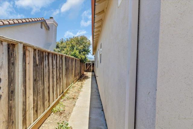 1233 Greenleaf Loop, Greenfield CA: https://media.crmls.org/mediaz/85f685b2-8b11-4ec1-8e48-666e0f8cfc0a.jpg