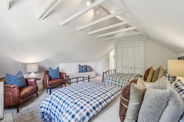 1476 Highway Road, Burlingame CA: https://media.crmls.org/mediaz/85f7b3b7-9b84-4342-84c0-d7cc609d0a0a.jpg