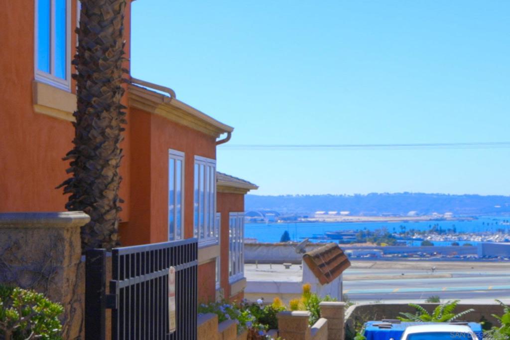 https://media.crmls.org/mediaz/85f8497a-5924-4797-892a-c5f2afdb1475.jpg?preset=X-Large